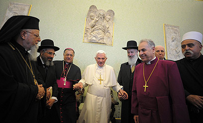 האפיפיור ואנשי הדת. "פתיחות לשיתוף פעולה עם בני אדם ממסורות שונות" (צילום: EPA)