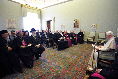 האפיפיור והנציגים. עסק גם ב"אלימות שהיא תוצאה של הכחשת האל"  (צילום: AFP)