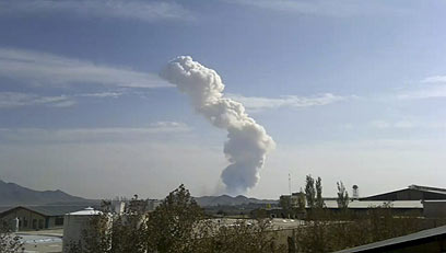 עשן מיתמר מהבסיס הצבאי אחרי הפיצוץ בשבת (צילום: AP)