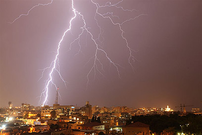 ברקים בשמי תל אביב  (צילום: ענבל שפריר)