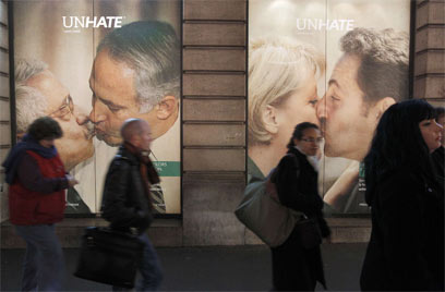 תמונת הנשיקה מהקמפיין הפרסומי (צילום: AFP)