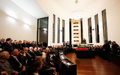 נשיא גרמניה לצד חברי ממשלה רבים ומאות מיהודי גרמניה הגיעו לחנוכת בית הכנסת (צילום: באדיבות משה פרידמן – ועידת רבני אירופה)