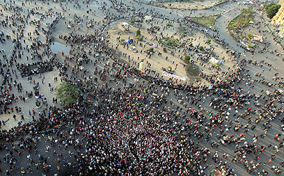הכיכר המרכזית בבירת מצרים, היום. מרביצים גם לנשים (צילום: EPA)