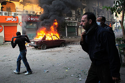 מכונית עולה באש ליד כיכר א-תחריר, היום (צילום: AP)