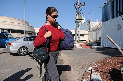 ענת קם מגיעה לכלא נווה תרצה (צילום: ירון ברנר)