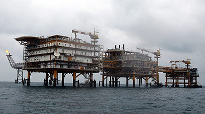 קידוח איראני במפרץ. מגזר האנרגיה על הכוונת האירופית (צילום: EPA)