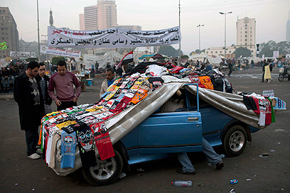 מצפים למיליון איש בכיכר. מוכר חולצות בכיכר א-תחריר (צילום: AP)