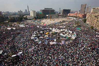 עשרות אלפים מפגינים ביום שישי של ההזדמנות האחרונה בקהיר (צילום: AP)
