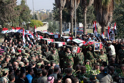 הלווית חיילי צבא סוריה, היום בחומס (צילום: EPA)