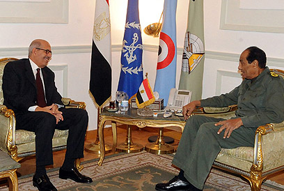 אל-בראדעי (משמאל) והגנרל טנטאווי (צילום: AFP PHOTO / HO / EGYPTIAN MILITARY OFFICE)
