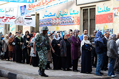 חייל ליד תור ארוך שהשתרך ליד קלפי בקהיר (צילום: רויטרס)