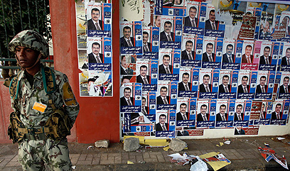 חייל מחוץ לקלפי בקהיר (צילום: AP)