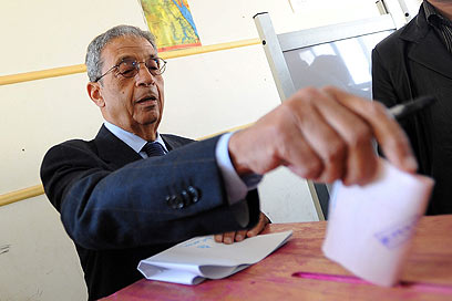 מוסא בבחירות לפרלמנט המצרי (צילום: EPA)
