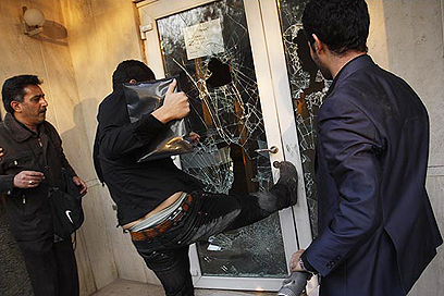 "ממשלת איראן לא מילאה את תפקידה". מתפרעים בשגרירות (צילום: MHER NEWS)