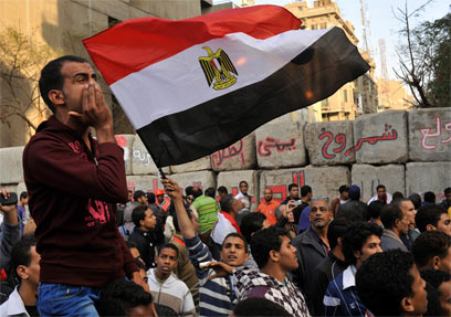 מפגינים במצרים נגד הממשל הצבאי. מבוי סתום (צילום: AP)