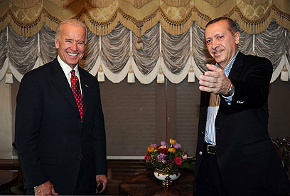 נשיא טורקיה וסגן נשיא ארצות הברית. מתאמים עמדות (צילום: MCT)