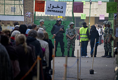 בתור לקלפי. המצרים העדיפו את המפלגות האיסלאמיות (צילום: רויטרס)
