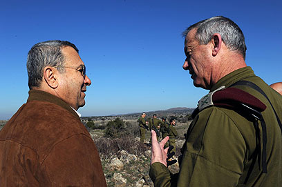 שיחת גברים בתרגיל בצפון  (צילום: אריאל חרמוני, משרד הביטחון)