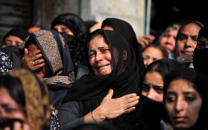 נשים מתאבלות עד דמעות בהודו (צילום: AFP)