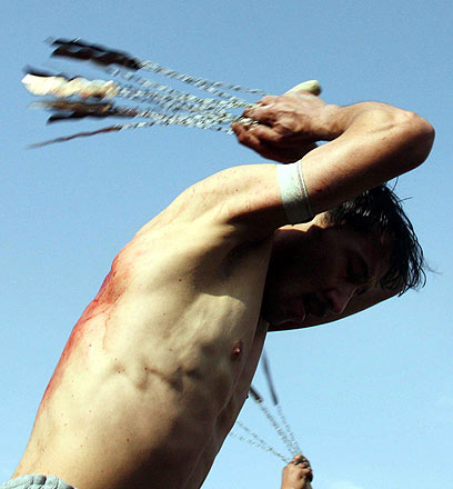 מאמין שיעי מכה בעצמו באפגניסטן (צילום: EPA)