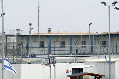 כלא סהרונים שבדרום הארץ, שם מוחזקים מסתננים (צילום: עמית מגל)