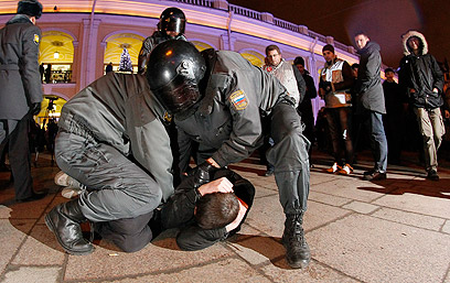 "רוצים רוסיה נטולת פוטין". מעצר מפגין בסנט פטרבורג (צילום: AP)