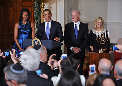 חיוכים ובדיחות בבית הלבן (צילום: AFP)