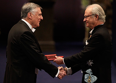 פרופ' דן שכטמן מקבל את הפרס ממלך שבדיה, הערב (צילום: AP)