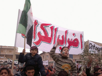 מפגינים נגד סוריה באידליב אתמול (צילום: רויטרס)