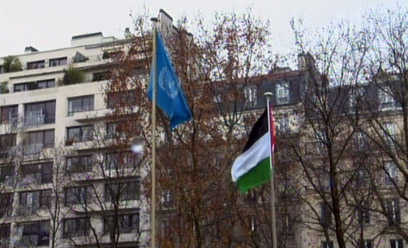 הדגל הפלסטיני לצד דגל האו"ם בפריז (צילום: רויטרס)