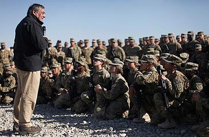 "טיסות המל"טים יימשכו? בהחלט". פאנטה מבקר חיילים באפגניסטן (צילום: AP)