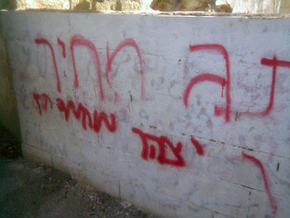 כתובות "תג מחיר" על מסגד סמוך לחברון (צילום: בצלם)