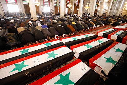 עשרות ארונות קבורה, היום בדמשק (צילום: AP)