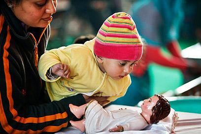 ילד מתקרב ל"ישו התינוק" בהודו (צילום: AP)