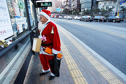 איבד את הכרכרה. סנטה קלאוס מחפש את דרכו בדרום קוריאה (צילום: AP)