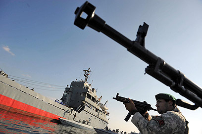 חיילי צבא איראן בתמרון הימי (צילם: EPA)