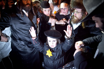 ילד חרדי בהפגנה הערב (צילום: נועם מושקוביץ)