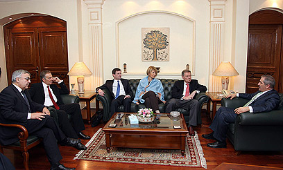 נציגי הקוורטט עם נציגי הרשות וישראל, בירדן (צילום: EPA)