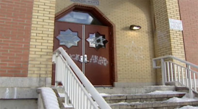 הכתובות בכניסה למסגד בקנדה (צילום: ctv)