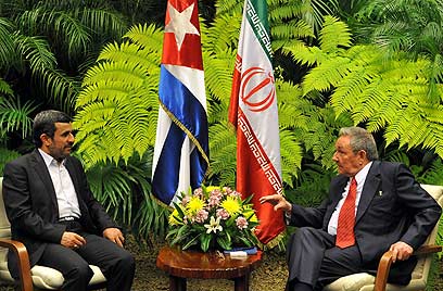 אחמדינג'אד וראול קסטרו, בפגישה בקובה (צילום: AFP)