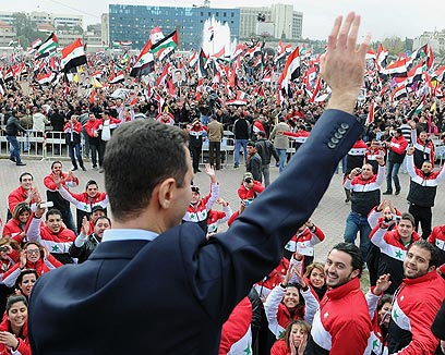 ההלכה המוסלמית היא המקור העיקרי לחקיקה. אסד ותומכיו בדמשק (צילום: AFP)