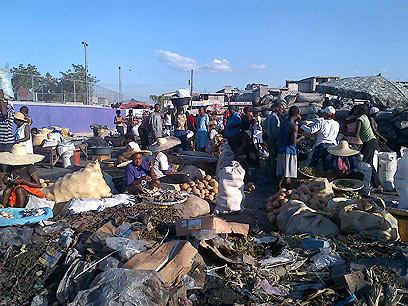 שוק מאולתר במחנה חסרי הבית (צילום: אייל רייניך )