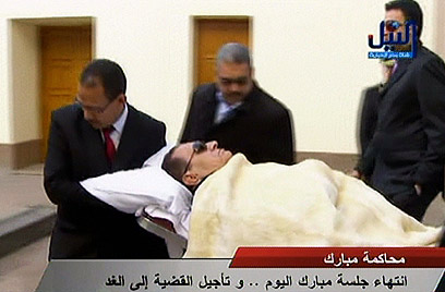 נשיא מצרים המודח מובל חלש לבית המשפט (צילום: AFP)