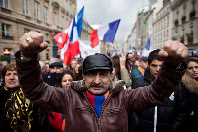 קיבלו חיזוק מהצרפתים. ארמנים בפריז (צילום: EPA)