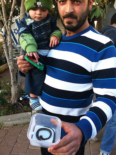עימאד ואביו ביחד עם הנחש הנגוס (צילום: מאור בוכניק)