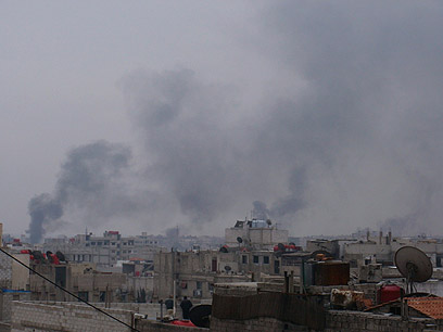 עשן מיתמר מפרברי דמשק (צילום: רויטרס)