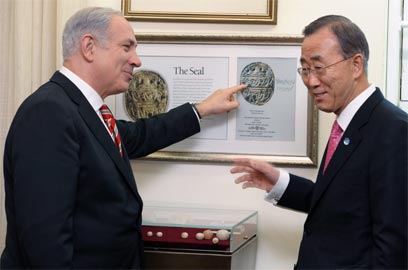 נתניהו מארח את מזכ"ל האו"ם בלשכתו בירושלים (צילום: EPA)
