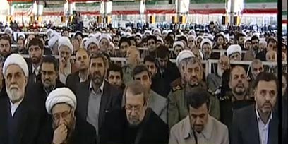"המשטר הציוני יוסר", אחמדינג'אד בין אלפי המתפללים   (צילום: PRESSTV)
