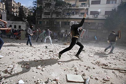 מיידים אבנים על כוחות הביטחון, היום (צילום: AP)