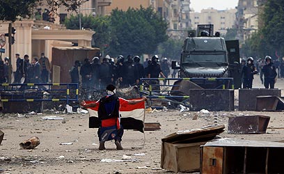 ההרס ברחובות הבירה המצרית, כוחות הביטחון נערכים (צילום: AFP)